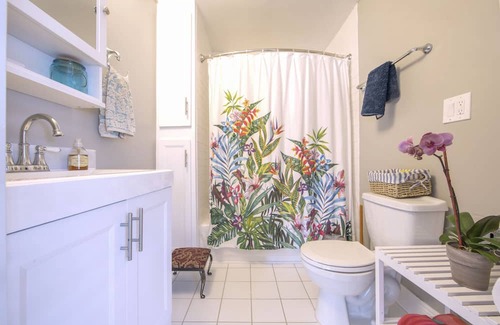 Venice Casa | Adorable beach cottage with Patio and Carport, Pet friendly
