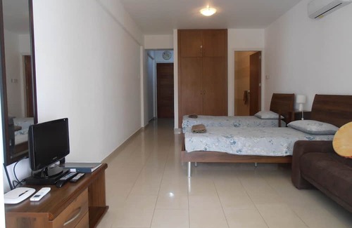 Peyia Town Apartamento | Studio Apartment with aircon, WI-FI and large pool