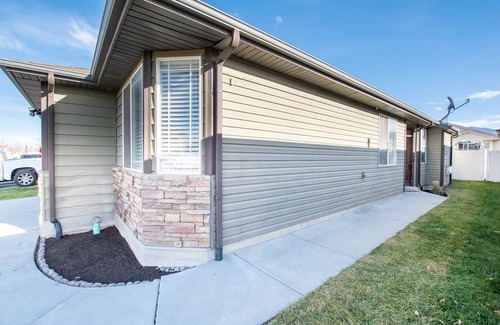 North Salt Lake Casa | Pet Friendly-10 Min2Airport-Fenced yard-Zen house