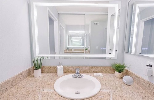 Warner Center Apartamento | Tech-Friendly One Bedroom Condo!