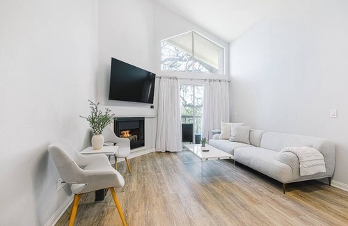 Warner Center Apartamento | Tech-Friendly One Bedroom Condo!