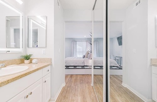Warner Center Apartamento | Tech-Friendly One Bedroom Condo!