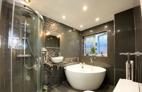 Playhatch Casa | NEW Stylish Modern Home - >10 min from Reading Centre & Lakeside