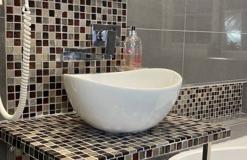 Playhatch Casa | NEW Stylish Modern Home - >10 min from Reading Centre & Lakeside