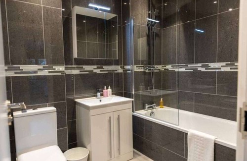 Cranford Apartamento | Very spacious living room and utterly self contained.