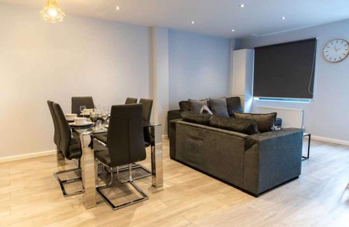 Cranford Apartamento | Very spacious living room and utterly self contained.