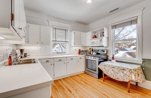 Summit - University Casa | MINNESTAY * The Fitzgerald * Cathedral Hill | Historic Home | Themed Rooms