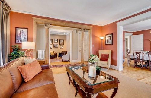 Summit - University Casa | MINNESTAY * The Fitzgerald * Cathedral Hill | Historic Home | Themed Rooms
