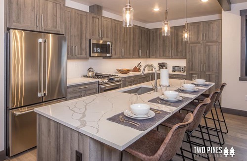 Big Sky Condominio | Modern Rustic Home With Mountain Views!