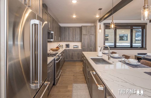 Big Sky Condominio | Modern Rustic Home With Mountain Views!