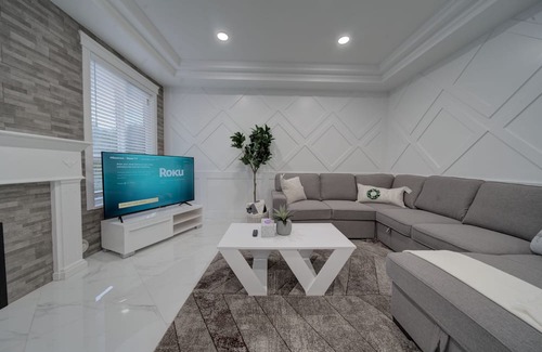 Fleetwood Casa | 6 bdrm home w pool/hot tub/pool table/bar/kareoke