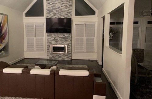 Smyrna Casa | Modern 4bd/4bth home.