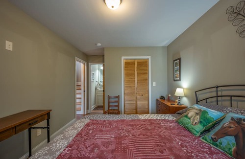 Lynn Casa | Lakeshore View Cottage A peaceful cottage with WIFI and a view of Lake Lanier