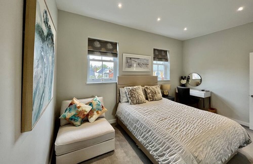 Runnymede Casa | BRAND NEW FULLY RENOVATED ENTIRE HOUSE SLEEPS 5 FREE PARKING, WI-FI & BREAKFAST