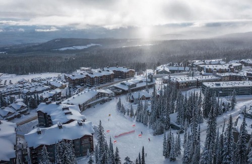 Big White Ski Resort Apartamento | Treetop Getaway-amazing Ski In/out,private Hot Tub
