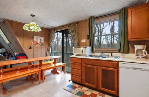 Berkeley Springs Cabina | Spacious A-frame cabin offering 4 brs, each with their own private bathroom