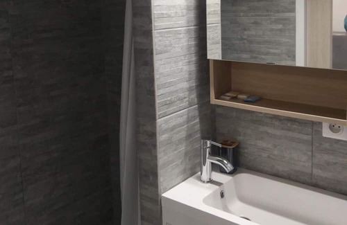 Port District Apartamento | Seaside studio with swimming pool.