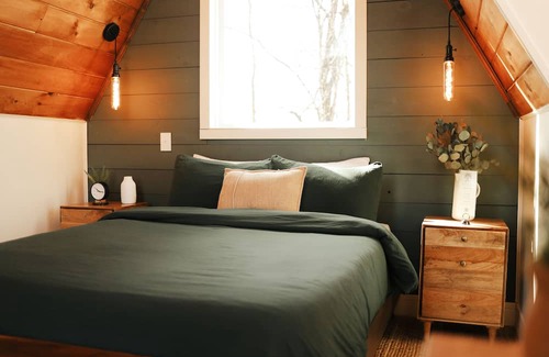Montgomery Cabina | The Step. Beautiful Cozy A frame on Farm + River