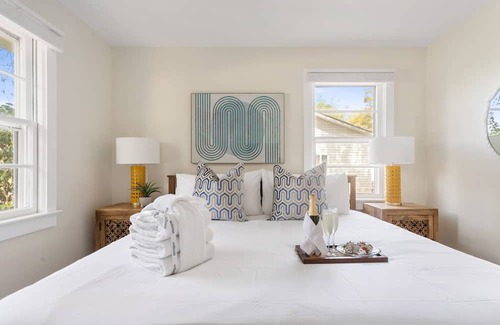 North Charleston Casa | Under The Live Oaks: Where Tranquility Abounds