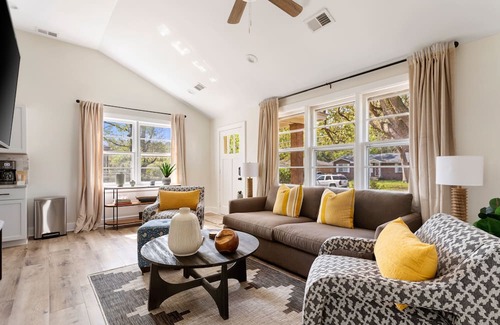 North Charleston Casa | Under The Live Oaks: Where Tranquility Abounds