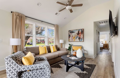 North Charleston Casa | Under The Live Oaks: Where Tranquility Abounds