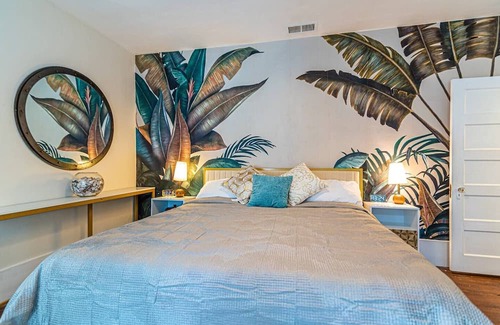 Guerneville Casa | The Caribbean Queen - 2br, 1ba, dtwn + hot tub