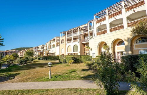 Le Dramont Apartamento | Cosy apartment for 4 people with WIFI, pool, TV, terrace, pets allowed and parking