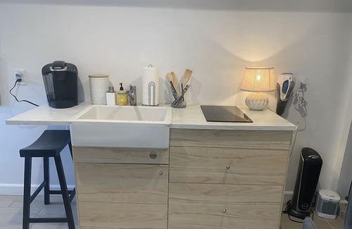 Montecito Apartamento | Easy 10 minute walk to Butterfly Beach and shops