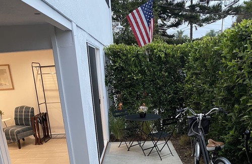 Montecito Apartamento | Easy 10 minute walk to Butterfly Beach and shops