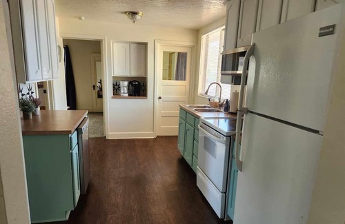 Pocatello Casa | King Bed Pet Friendly ISU Park House Seconds to Pool and Zoo in Summer