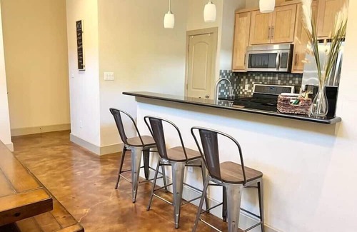 Central East Austin Casa | Walk to UT and Moody Center. Spacious Family Retreat