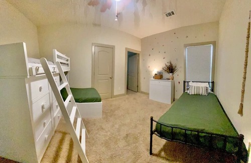 Central East Austin Casa | Walk to UT and Moody Center. Spacious Family Retreat