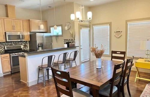Central East Austin Casa | Walk to UT and Moody Center. Spacious Family Retreat