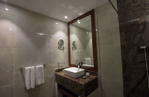 Hera Street Hotel | Seasons Park Hotel