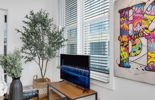 Milton Park Apartamento | Liv MTL* 55% Off * Main 303 Rare 2BR + Mezzanine | Large Family Retreat + Spacious + Office + Pets Stay Free!