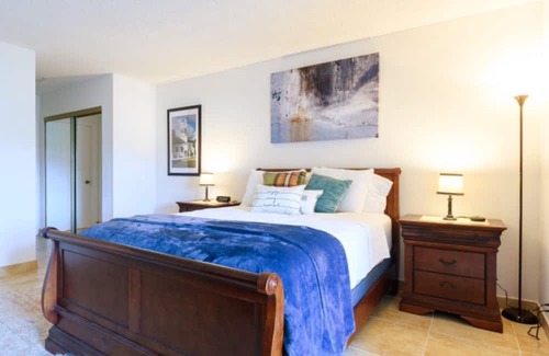 Weston Condominio | Classy Comfortable Condo - Close to everything