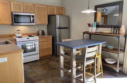 West Hills Apartamento | Hillside Loft- Spacious Studio, 100+mbps Wifi, Gas Fireplace, AC, Balcony