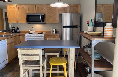 West Hills Apartamento | Hillside Loft- Spacious Studio, 100+mbps Wifi, Gas Fireplace, AC, Balcony
