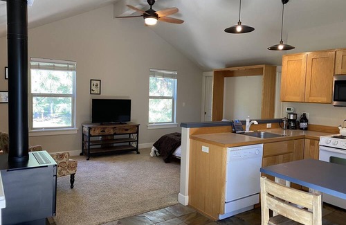 West Hills Apartamento | Hillside Loft- Spacious Studio, 100+mbps Wifi, Gas Fireplace, AC, Balcony
