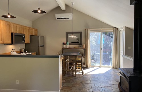 West Hills Apartamento | Hillside Loft- Spacious Studio, 100+mbps Wifi, Gas Fireplace, AC, Balcony