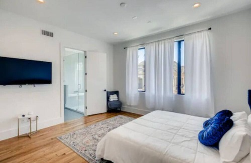 Neartown Casa | Two 4-Story Homes|Near Downtown|8 BDRMS|For Groups