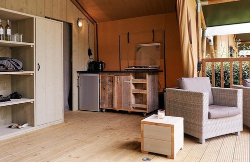 Les Abrets en Dauphine Chalet De Esquí | Camping familiar rodeado de flores en los Alpes franceses