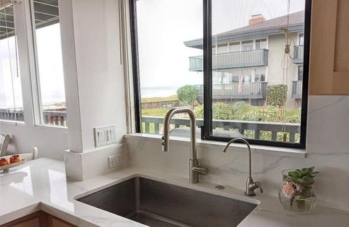 Downtown Monterey Condominio | Stunning views, modern, free parking, heated pool, gated, ocean sounds, central
