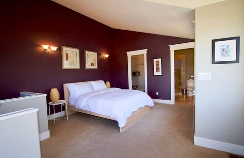 North Queen Anne Casa | Elegant, airy and bright with vivid views over ship canal, Fremont and beyond.