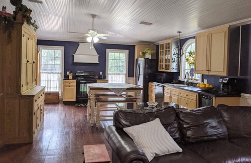 St. Marys Casa | Historic "Cannon Ball" House Close to Cumberland ferry and historic down town.
