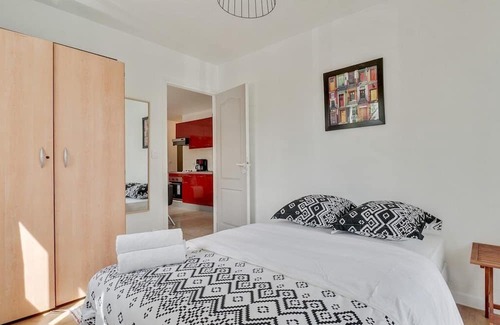 Aubervilliers Apartamento | Chic apart with parking near Paris