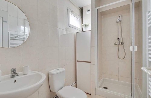 Aubervilliers Apartamento | Chic apart with parking near Paris