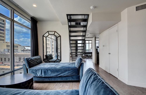 Downtown Austin Apartamento | The Littlefields by Lodgewell, Corner Loft Trio of Balconies