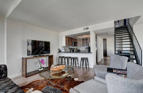 Downtown Austin Apartamento | The Littlefields by Lodgewell, Corner Loft Trio of Balconies