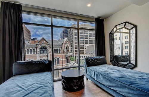 Downtown Austin Apartamento | The Littlefields by Lodgewell, Corner Loft Trio of Balconies